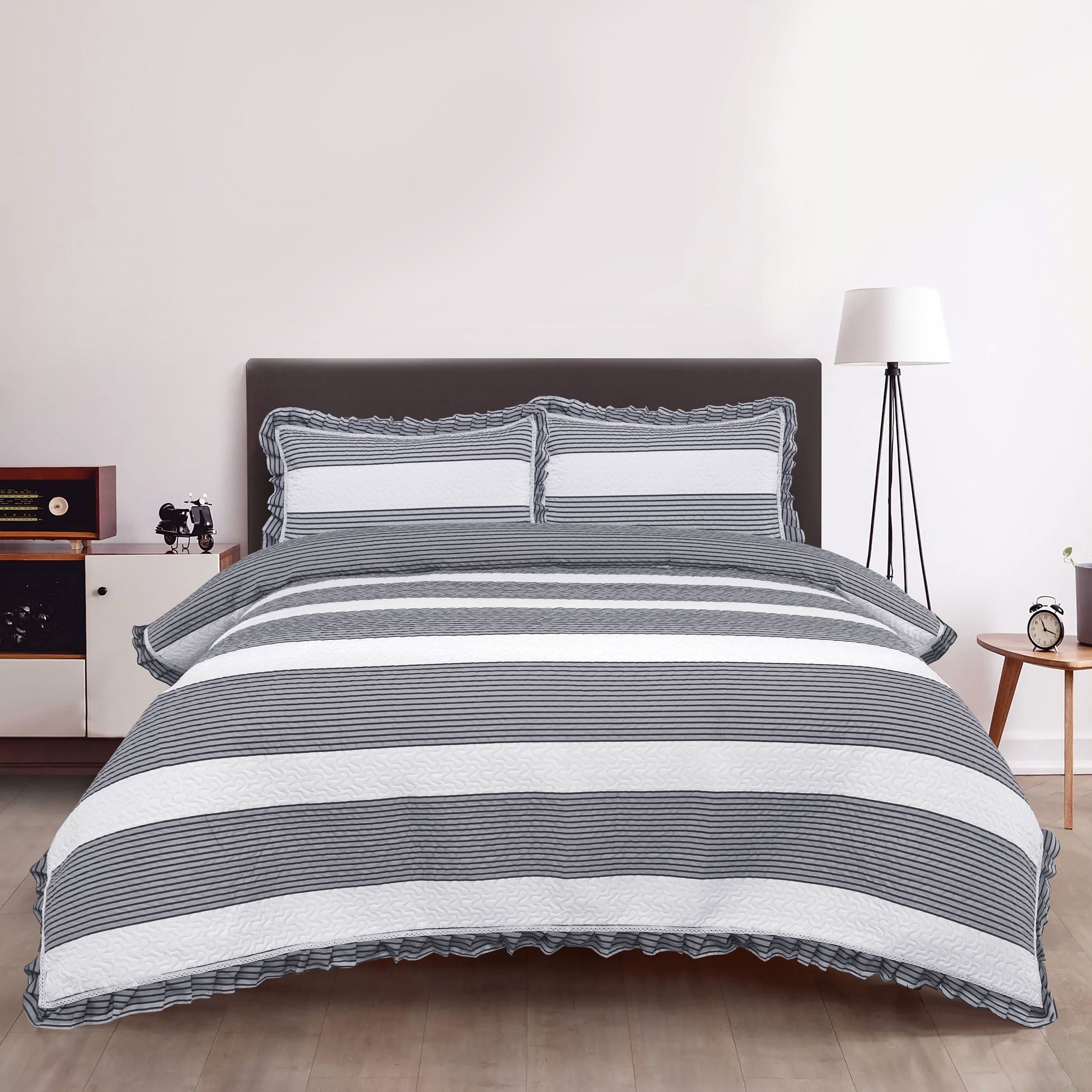 Pinstripe 3-Piece Black & White Print Pinsonic Quilt Double Set Include 1 Bedspread and 2 Pillowcases